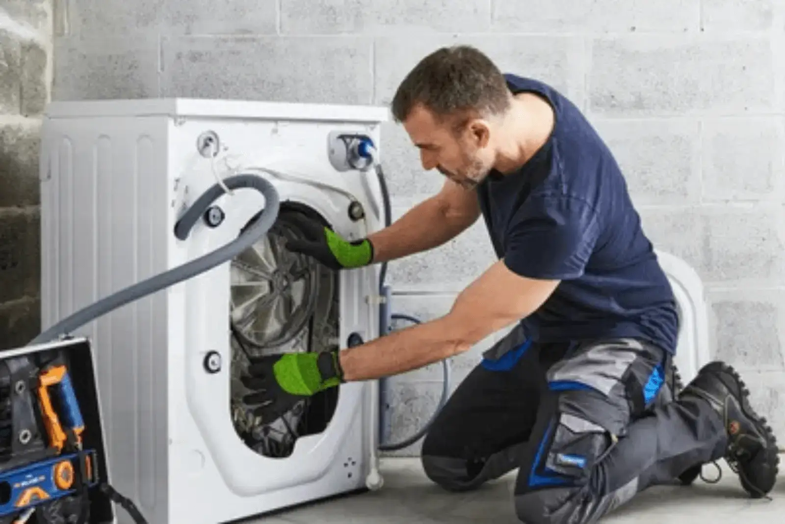 technicien réparant une machine à laver à domicile à Tanger